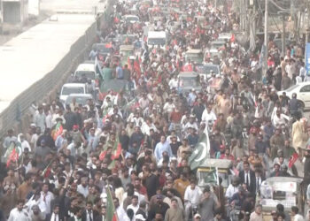 ইমরান খানের মুক্তির দাবিতে রাস্তায় জনতা উত্তাল পাকিস্তান