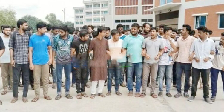 টাঙ্গাইলে সন্তোষ মাওলানা ভাসানী বিশ্ববিদ্যালয়ে প্রকৌশলী অধিকার আন্দোলনের বি"ক্ষো"ভ মিছিল