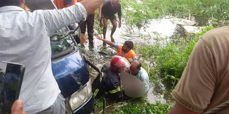 নোয়াখালীতে সড়ক দু'র্ঘ'ট'না'য় প্রা'ণ গেল একই পরিবারের ৭ জনের