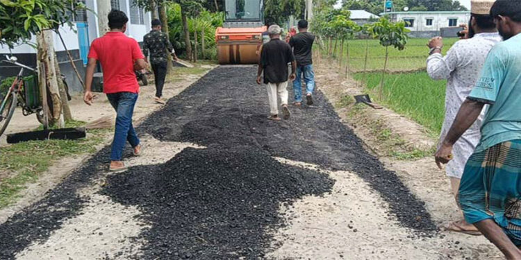 সড়ক নির্মাণে অনিয়ম অস্বীকার করায় কর্মচারীকে মা"র"ধ"র
