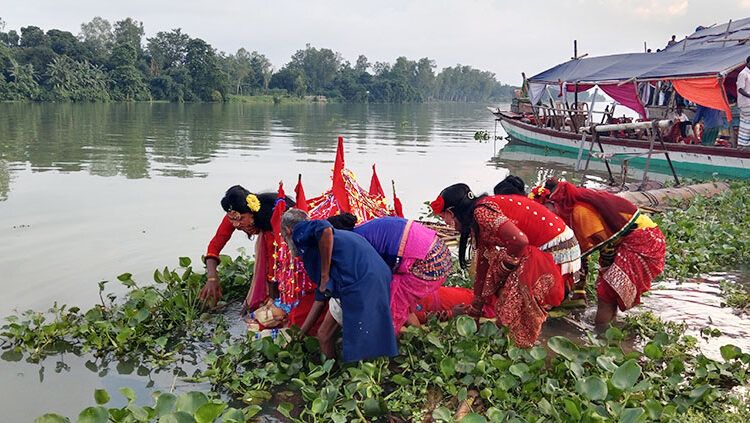 টাঙ্গাইলে বেহুলা লক্ষিন্দরে কাহিনী দিনব্যাপী যমুনা নদীতে শাওনে ডালা অনুষ্ঠিত