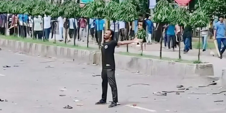 জুলাই অভ্যুত্থানে আবু সাইদ হ"ত্যা মা"ম"লা"য় প্রথম দিনের সা"ক্ষ্য"গ্র'হ"ণ শুরু
