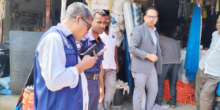 মধুপর পৌরশহরে ফুটপাত দখলকারীদের বি"রু"দ্ধে ভ্রাম্যমান আ"দা"ল"ত দুই ব্যবসায়ীকে জ"রি"মা'না