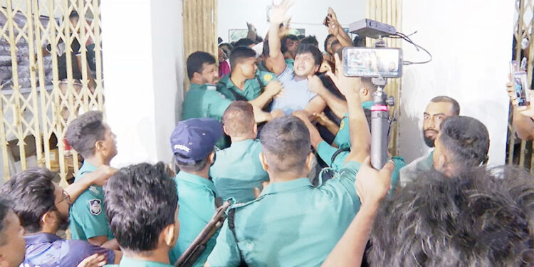 ঢাবি মুহসিন হলে ছুরিকাঘাত: ডাকসু প্রার্থী জালাল আহমেদের বি"রু"দ্ধে গুরুতর অ"ভি"যো"গ