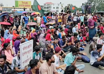 রবীন্দ্র বিশ্ববিদ্যালয়ের স্থায়ী ক্যাম্পাস চেয়ে সিরাজগঞ্জে মহাসড়ক অ"ব"রো"ধ