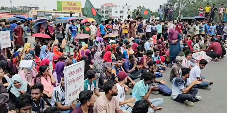 রবীন্দ্র বিশ্ববিদ্যালয়ের স্থায়ী ক্যাম্পাস চেয়ে সিরাজগঞ্জে মহাসড়ক অ"ব"রো"ধ