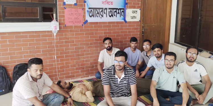 মাকসু প্রতিষ্ঠার দাবিতে অনশন ২৪ ঘণ্টা পেরোলেও নেই সমাধান