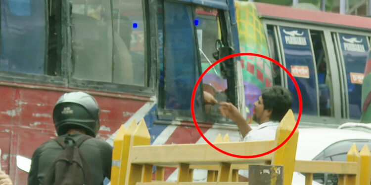 সিন্ডিকেটের নিয়ন্ত্রণে সড়ক বাস চালকদের গুনতে হয় জিপি চাঁ"দা