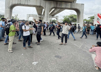 তিন দফা দাবিতে শেকৃবি শিক্ষার্থীদের আগারগাঁও ‘ব্লকেড’ কর্মসূচি শুরু