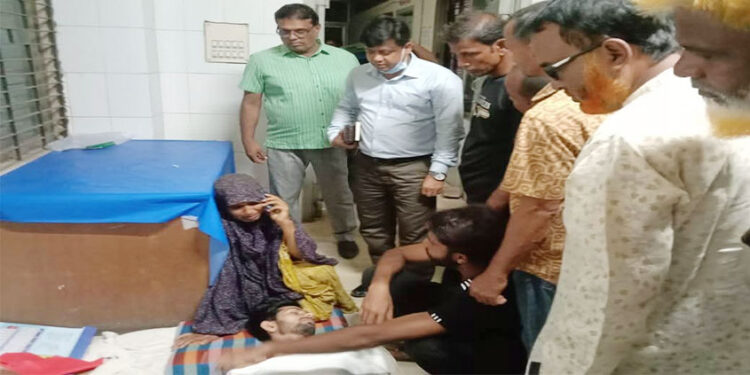 গোপালপুরে শতবর্ষী বট গাছের নিচে চা"পা পড়ে ২০ জন আ"হ"ত