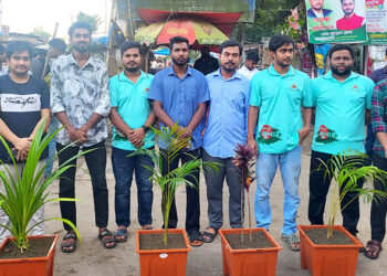 ফুলের টব দিয়ে যানজট নিরসনের ব্যবস্থা করেছে মাভাবিপ্রবি ছাত্রদল