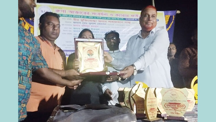 সখিপুরে লালগোলাপ ক্রীড়া ও নাট্য সংঘ কর্তৃক সাফ জয়ী রুপাকে সংবর্ধনা