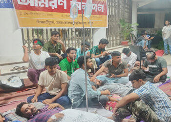 ছাত্র সংসদ নির্বাচনের দাবিতে বেরোবিতে আমরণ অনশন অ"সু"স্থ ২ জন