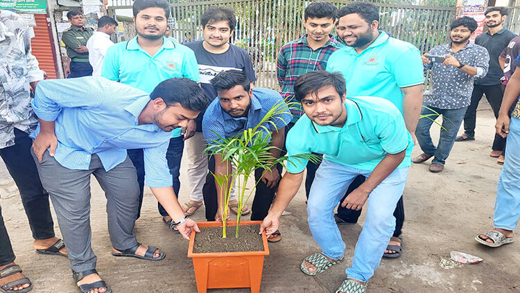 ফুলের টব দিয়ে যানজট নিরসনের ব্যবস্থা করেছে মাভাবিপ্রবি ছাত্রদল 