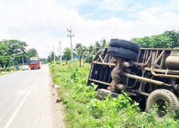 চান্দিনায় কাভার্ডভ্যানকে ট্রাকের ধা"ক্কা ব্যবসায়ী নাজমুল নি"হ"ত