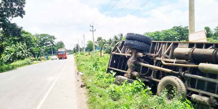 চান্দিনায় কাভার্ডভ্যানকে ট্রাকের ধা"ক্কা ব্যবসায়ী নাজমুল নি"হ"ত