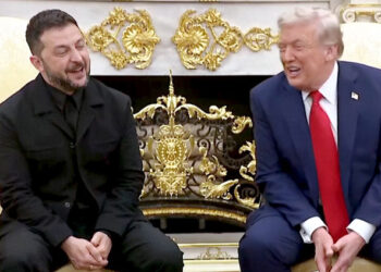 প্রতিজ্ঞা ভেঙে স্যুট পরে হোয়াইট হাউসে জেলেনস্কি