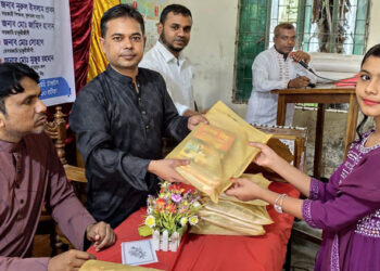 কালিহাতীতে শিক্ষা উপকরণ বিতরণ