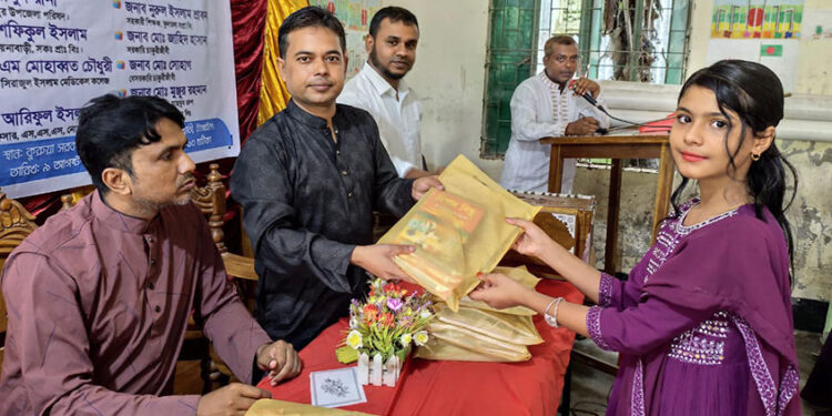 কালিহাতীতে শিক্ষা উপকরণ বিতরণ