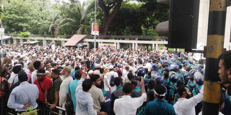 দাবি পূরণের প্রতিশ্রুতিতে থামল শিক্ষকদের আন্দোলন