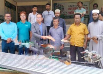 মধুপুরে অ"গ্নি"কা"ণ্ডে ক্ষ"তি"গ্র"স্ত পরিবারকে ঢেউটিন ও অর্থ সহায়তা দিলেন ইউএনও জুবায়ের হোসেন