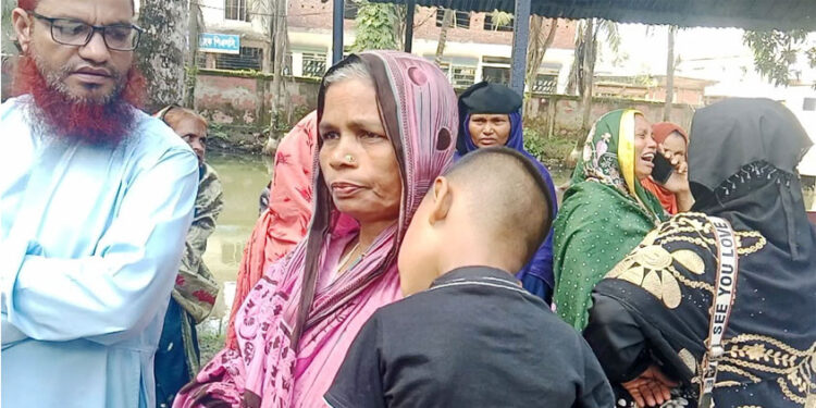মাদারীপুরে প্রবাসীর স্ত্রীকে কু"পি"য়ে হ"ত্যা এলাকায় শোক ও উ"ত্তে"জ"না