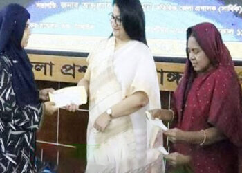 টাঙ্গাইলে ১৯৩ নারী উদ্যোক্তাকে চেক বিতরণ, তৃণমূল পর্যায়ে অর্থনৈতিক ক্ষমতায়ন বৃদ্ধি
