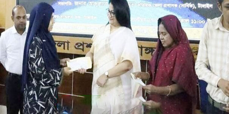 টাঙ্গাইলে ১৯৩ নারী উদ্যোক্তাকে চেক বিতরণ, তৃণমূল পর্যায়ে অর্থনৈতিক ক্ষমতায়ন বৃদ্ধি