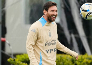 ঘরের মাঠে সম্ভাব্য শেষ ম্যাচ অনুশীলনে মেসি