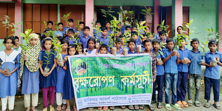 জলবায়ু পরিবর্তন মোকাবিলায় টাঙ্গাইলে গাছের চারা বিতরণ