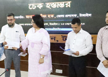 টাঙ্গাইলে সড়ক দুর্ঘটনায় নিহত ও আহত পরিবারের সদস্যদের মধ্যে ৯০ লাখ টাকার চেক বিতরণ