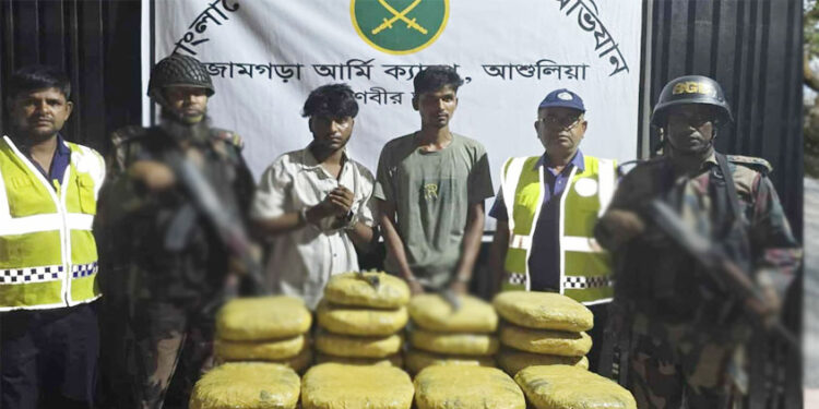 আশুলিয়ায় যৌথ বাহিনীর চেকপোস্টে ২৫ কেজি গাঁ"জা"স"হ নারীসহ ৩ মা"দ"ক কা"র"বা"রি আ''ট"ক