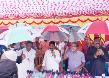 নাগরপুরে সলিমাবাদ ইউনিয়ন বিএনপির উদ্যোগে ছাতা বিতরণ