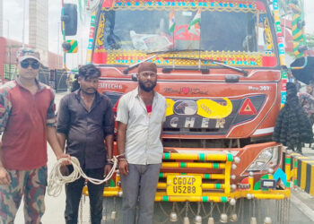 বেনাপোলে ভারতীয় ট্রাক থেকে এয়ার পি"স্ত"ল ও ৯৩ রা"উ"ন্ড পে"লে"ট জ"ব্দ আ"ট"ক ২ নাগরিক