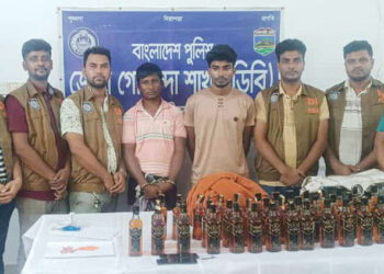 নাটোরে বিদেশি ম"দ ও ই"য়া"বা"স"হ দুইজন আ"ট"ক করলো ডিবি পুলিশ