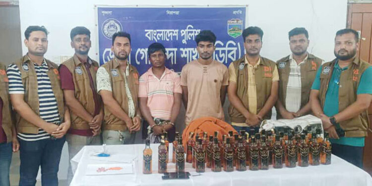 নাটোরে বিদেশি ম"দ ও ই"য়া"বা"স"হ দুইজন আ"ট"ক করলো ডিবি পুলিশ