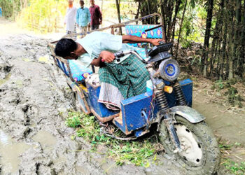 টাঙ্গাইলের স্বল্পমহেড়া-জামুর্কী সড়ক পাকা না হওয়ায় দুর্ভোগে লক্ষাধিক মানুষ