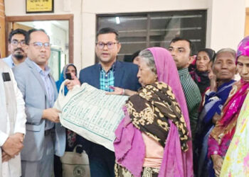 মধুপুরে দরিদ্রদের মাঝে শুকনা খাদ্যসামগ্রী বিতরণ