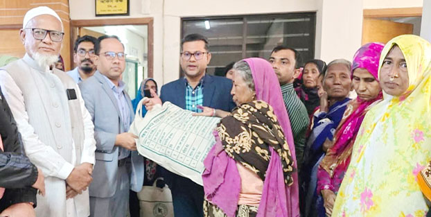মধুপুরে দরিদ্রদের মাঝে শুকনা খাদ্যসামগ্রী বিতরণ