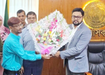 টাঙ্গাইল পৌরসভার পক্ষ থেকে শাহাদাত হোসেনকে ফুলেল শুভেচ্ছা ও সম্মাননা