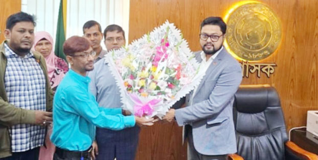 টাঙ্গাইল পৌরসভার পক্ষ থেকে শাহাদাত হোসেনকে ফুলেল শুভেচ্ছা ও সম্মাননা