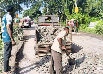 সন্তোষ-টাঙ্গাইল সড়কের বেহাল দশায় ভোগান্তি, ব্যক্তিগত উদ্যোগে মেরামতে ছাত্রদল নেতারা