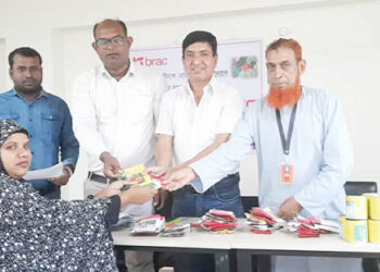 টাঙ্গাইলে প্রান্তিক কৃষাণীদের মাঝে সবজির বীজ বিতরণ