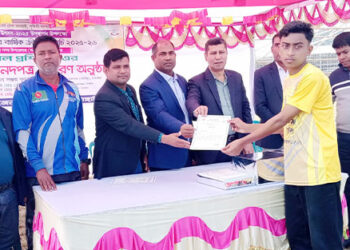 টাঙ্গাইলে ফুটবল প্রশিক্ষণ শেষে সনদপত্র বিতরণ
