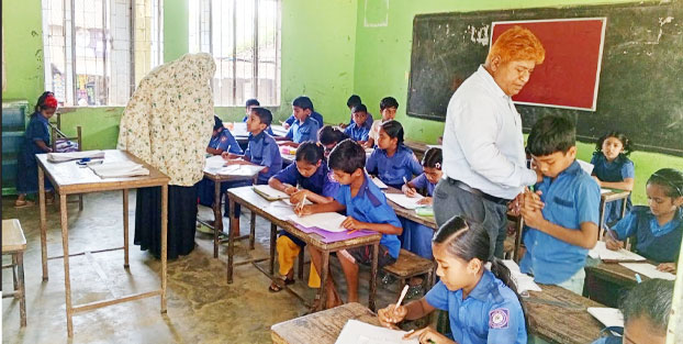সখীপুরে সহকারী শিক্ষকের অনুপস্থিতিতে প্রাথমিকের পরীক্ষার হলে দায়িত্বে অভিভাবকেরা