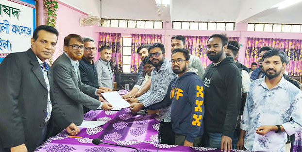 টাঙ্গাইলে সরকারি এম এম আলী কলেজে ছাত্র সংসদ নির্বাচনের দাবিতে স্মারকলিপি প্রদান