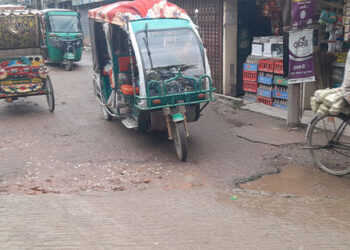 ঠেলাঠেলির ২০ফিট রাস্তাই এখন গলার কাঁটা, যান চলাচলে চরম ভোগান্তি