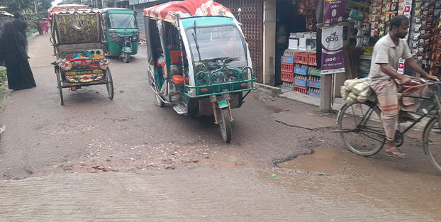 ঠেলাঠেলির ২০ফিট রাস্তাই এখন গলার কাঁটা, যান চলাচলে চরম ভোগান্তি
