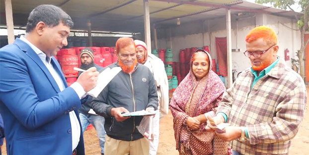 টাঙ্গাইলে বেশি দামে গ্যাস সিলিন্ডার বিক্রি করায় ৫ প্রতিষ্ঠানকে অর্থদণ্ড