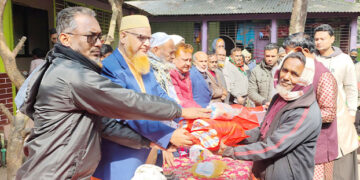 টাঙ্গাইলের মধুপুরে মানবতার মেলবন্ধন" হোয়াটসঅ্যাপ গ্রুপের পক্ষ থেকে অসহায়দের মাঝে শীত বস্ত্র কম্বল বিতরণ